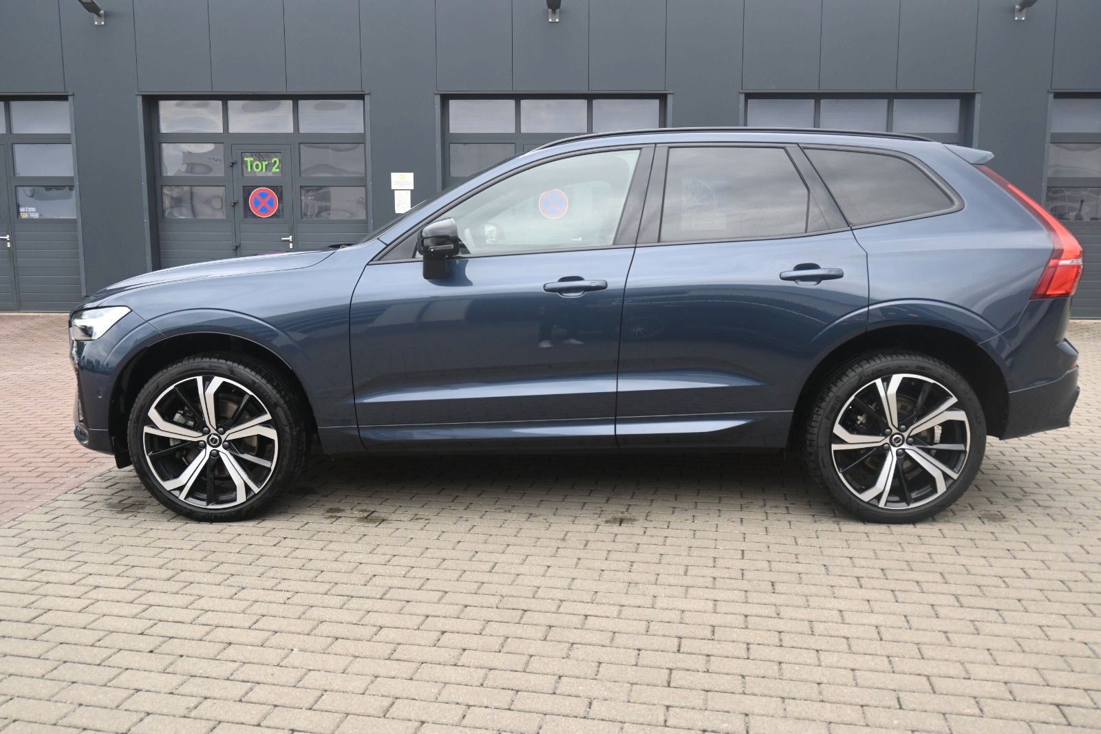 Fahrzeugabbildung Volvo XC60 B5 AWD Ultra Dark*PANO*LUFT*360°*ACC*AHK