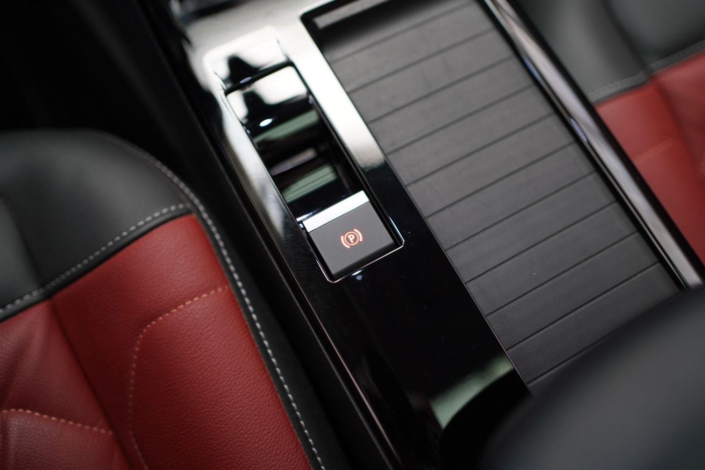 Fahrzeugabbildung Citroën C4 PureTech 155 EAT8 Shine Automatik Leder Navi