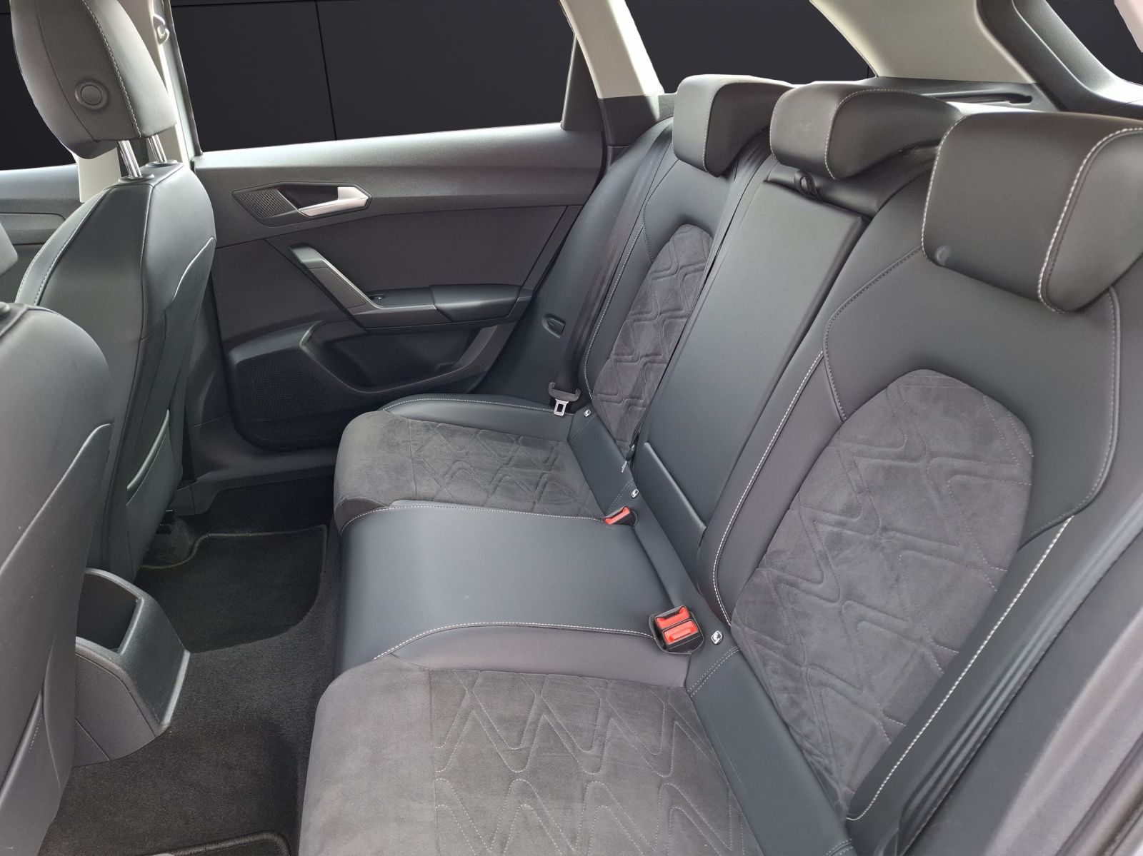 Fahrzeugabbildung SEAT Leon ST TDI Style DSG LED AHK Navi AID GRA PDC S