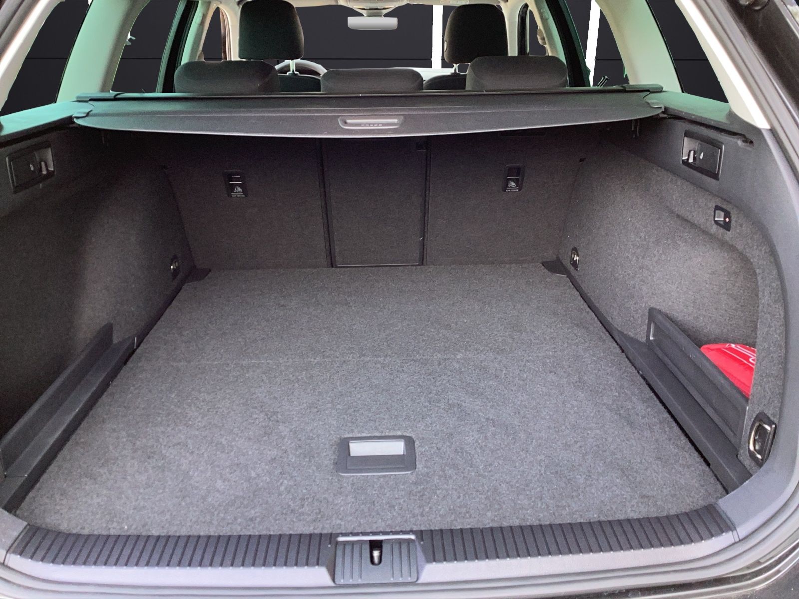 Fahrzeugabbildung Volkswagen Passat Variant TDI Conceptline LED Navi AHK SHZ