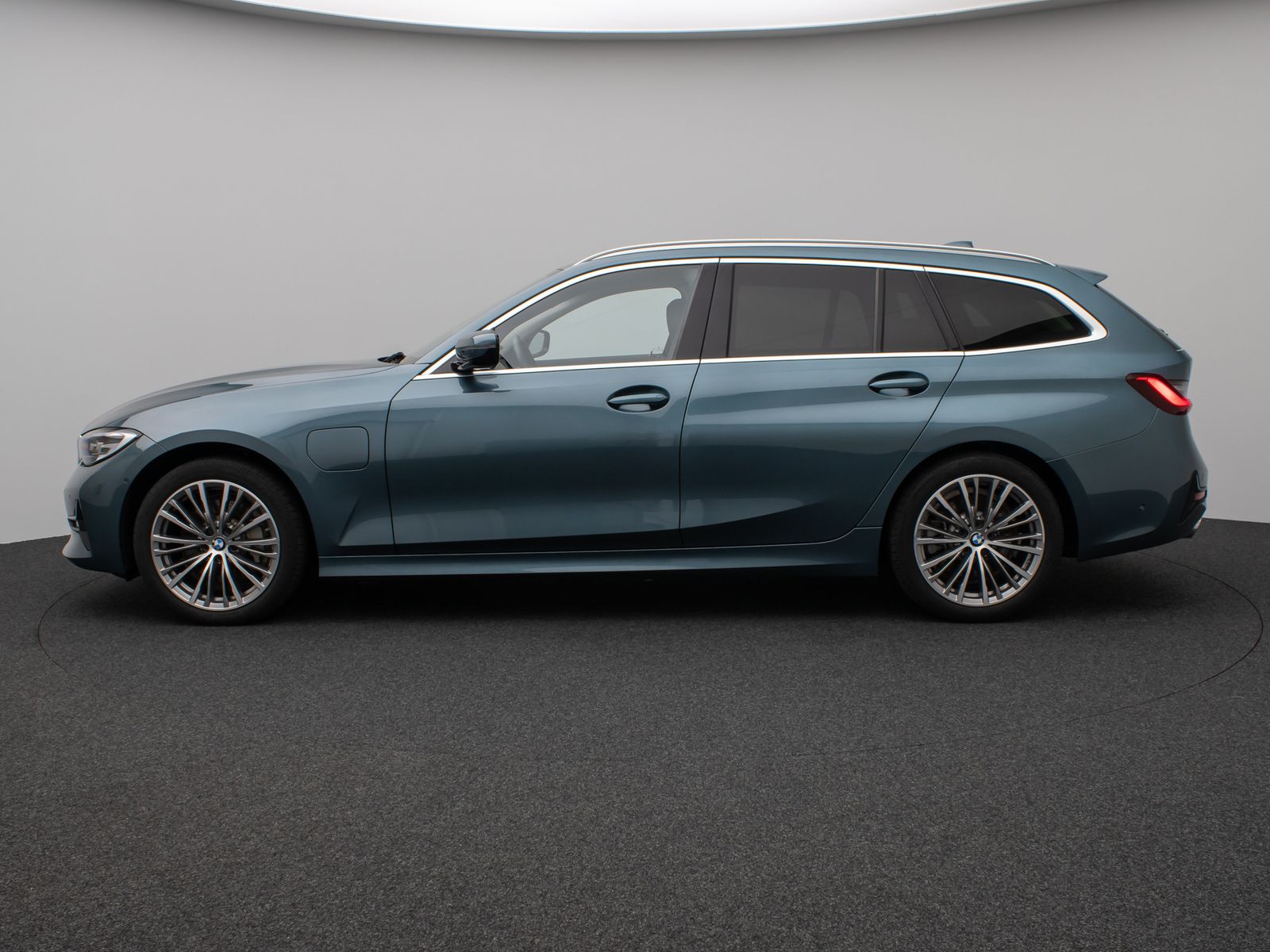 Fahrzeugabbildung BMW 330e  Sport Line Kamera DAB HiFi Komfort Alarm