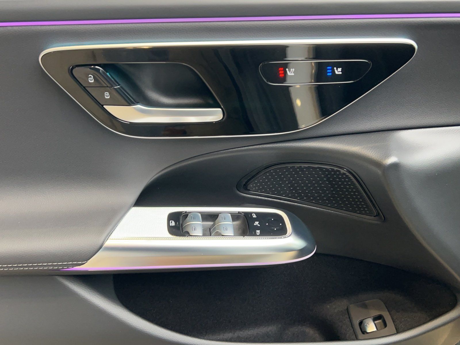 Fahrzeugabbildung Mercedes-Benz E 220 d T+AMG-Line+AHK+PSD+DISTRONIC+Sitzklima