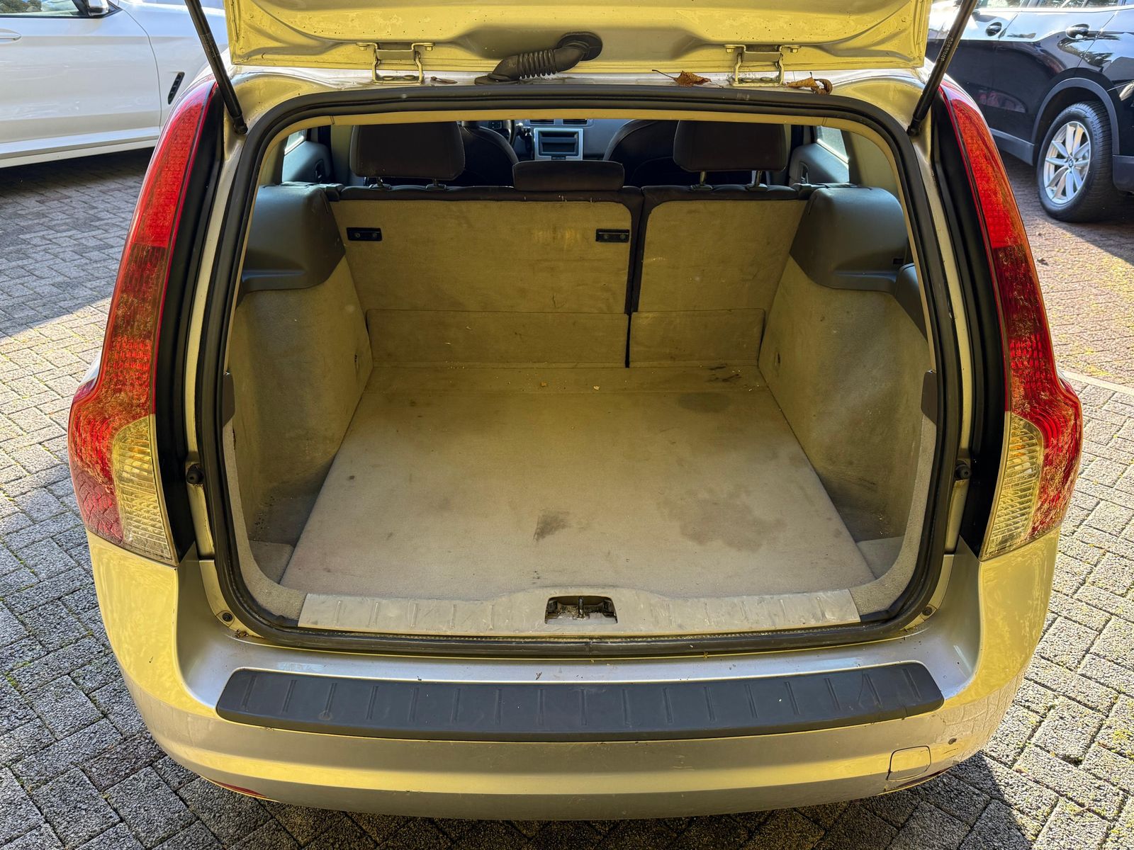 Fahrzeugabbildung Volvo V50 2.0D Aut. Momentum TEMP+KLIMA+MFL+T-LEDER