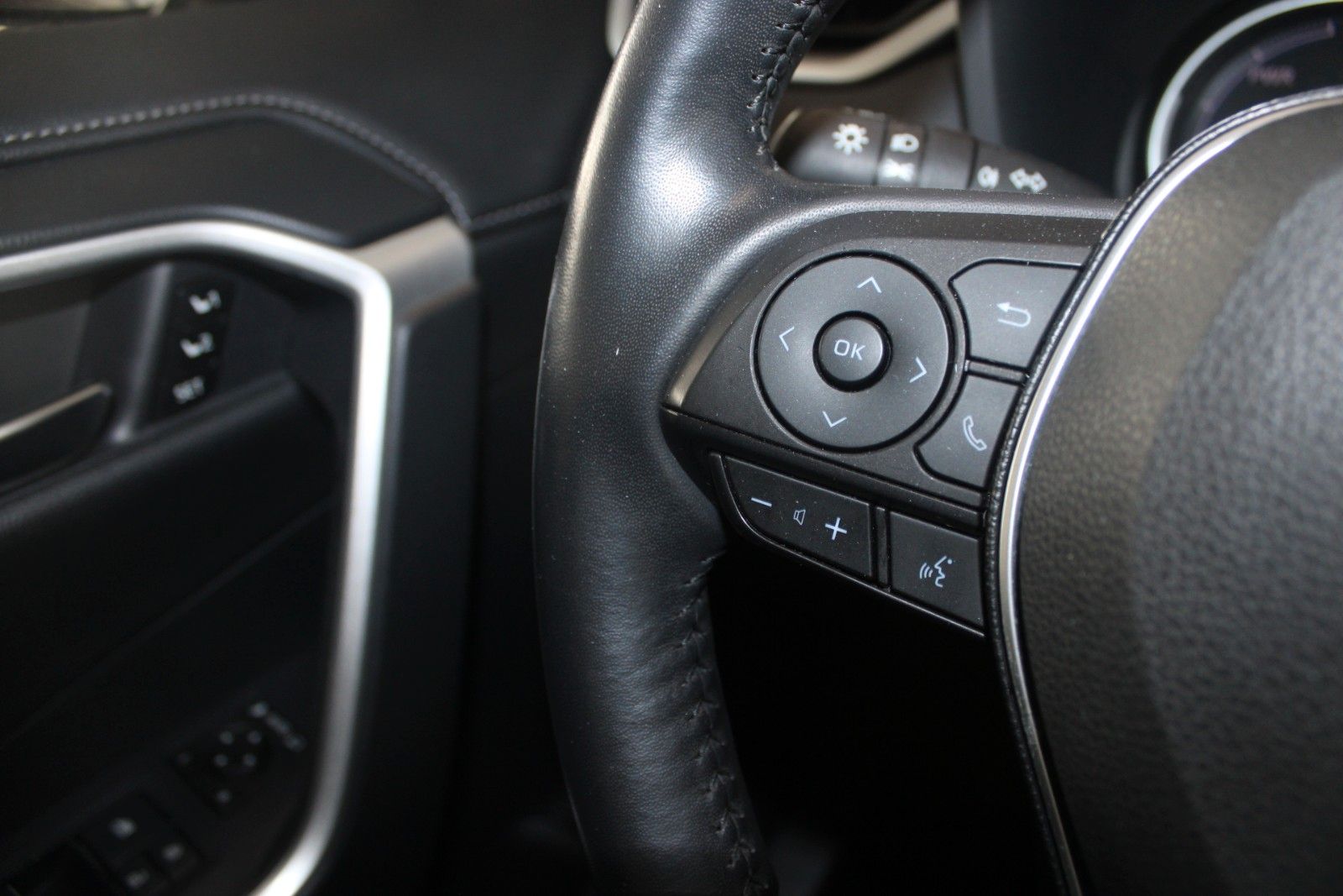 Fahrzeugabbildung Toyota RAV 4 4x2 Hybrid Lounge Aut. PANO LED LEDER ACC