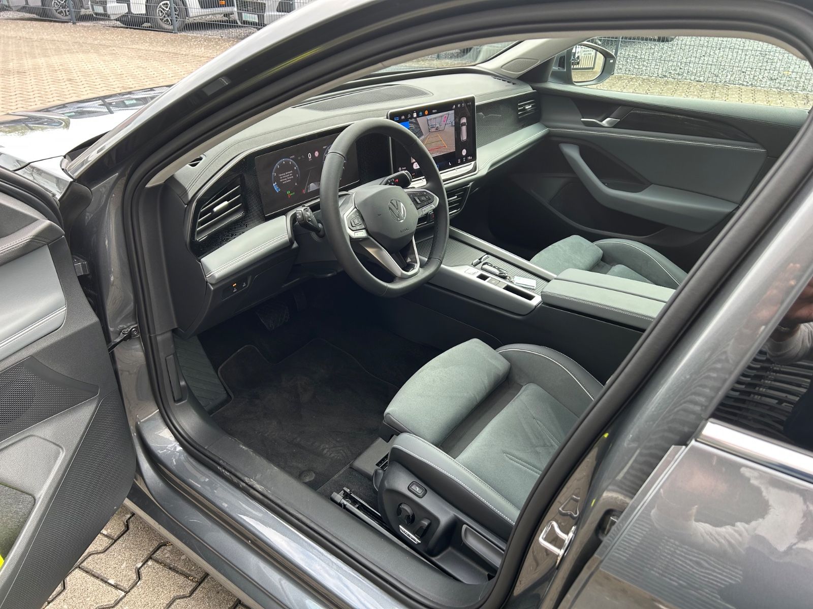 Fahrzeugabbildung Volkswagen Passat Variant 1.5 eTSI  Business DSG Navi