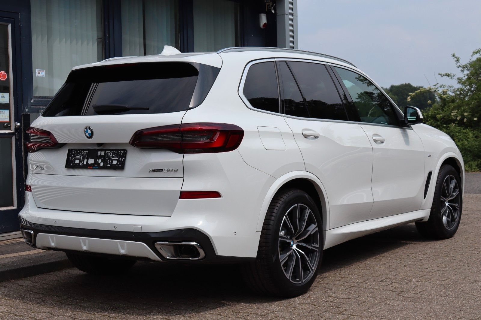 Fahrzeugabbildung BMW X5 xDrive30d M SPORT PAKET PANO HUD GESTIK 20''