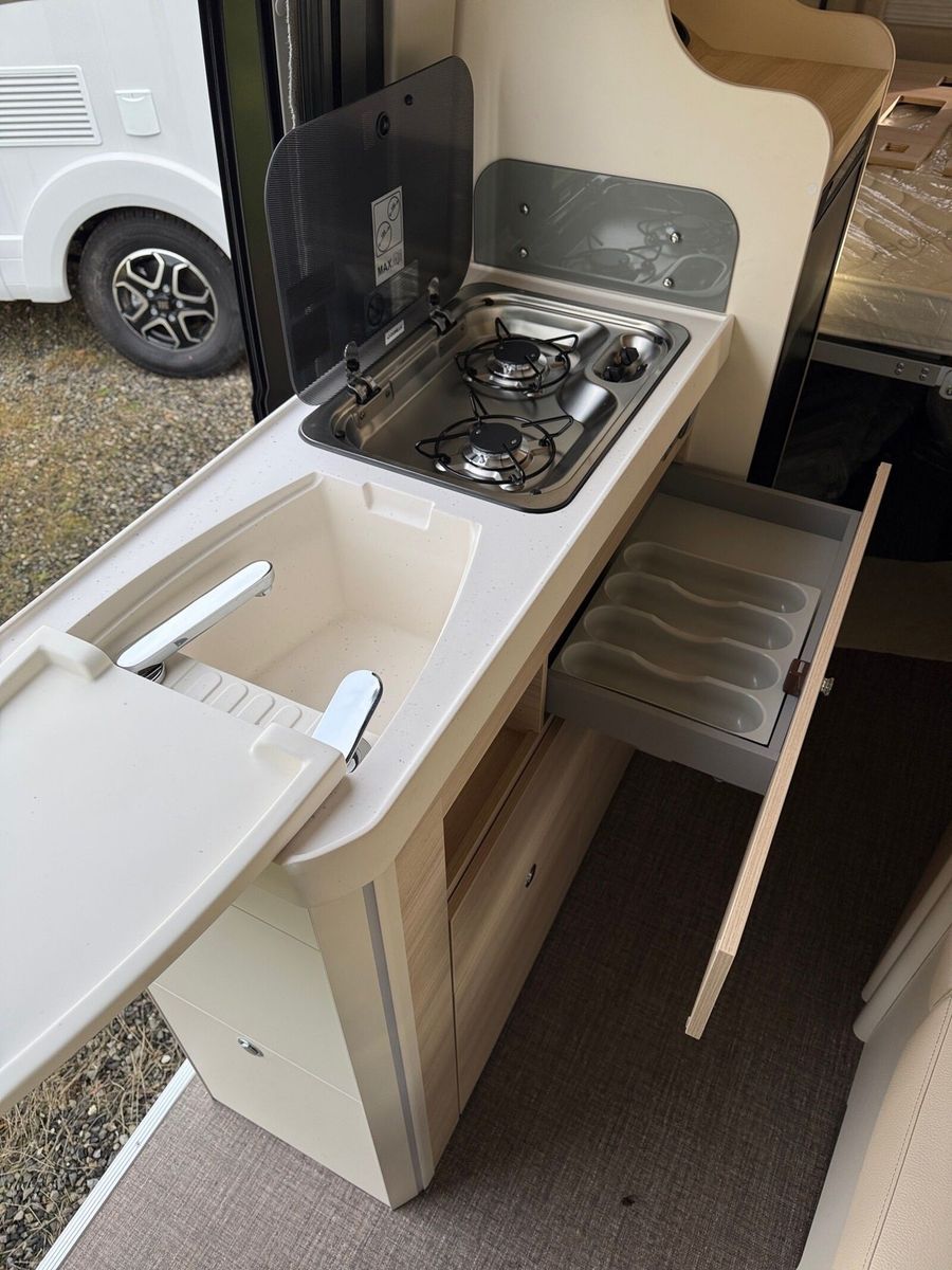 Fahrzeugabbildung Eura Mobil Van V 595 HB Pop-Up Dach, Captain-Chair-Sitze