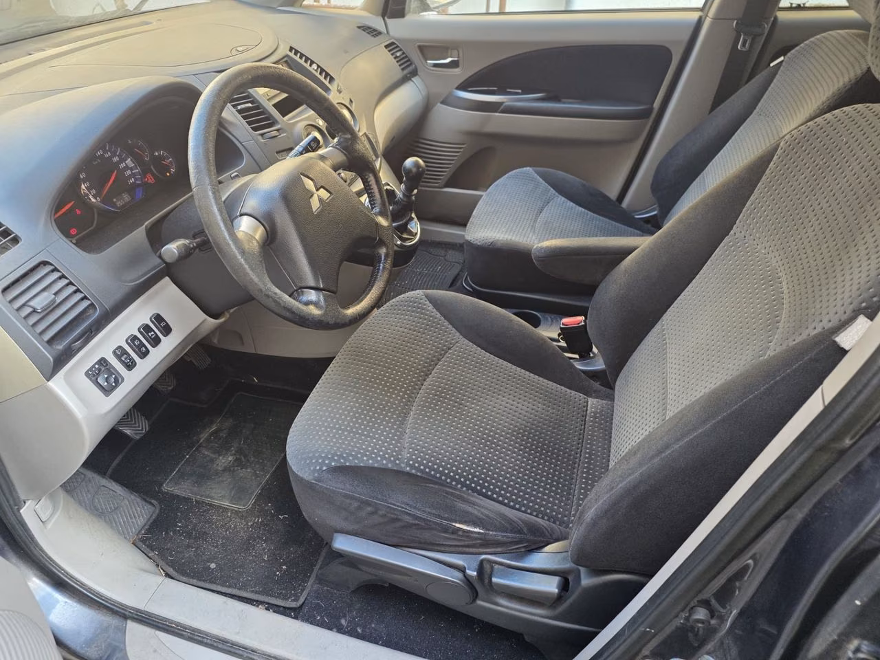 Mitsubishi Grandis 2006 — photo 11