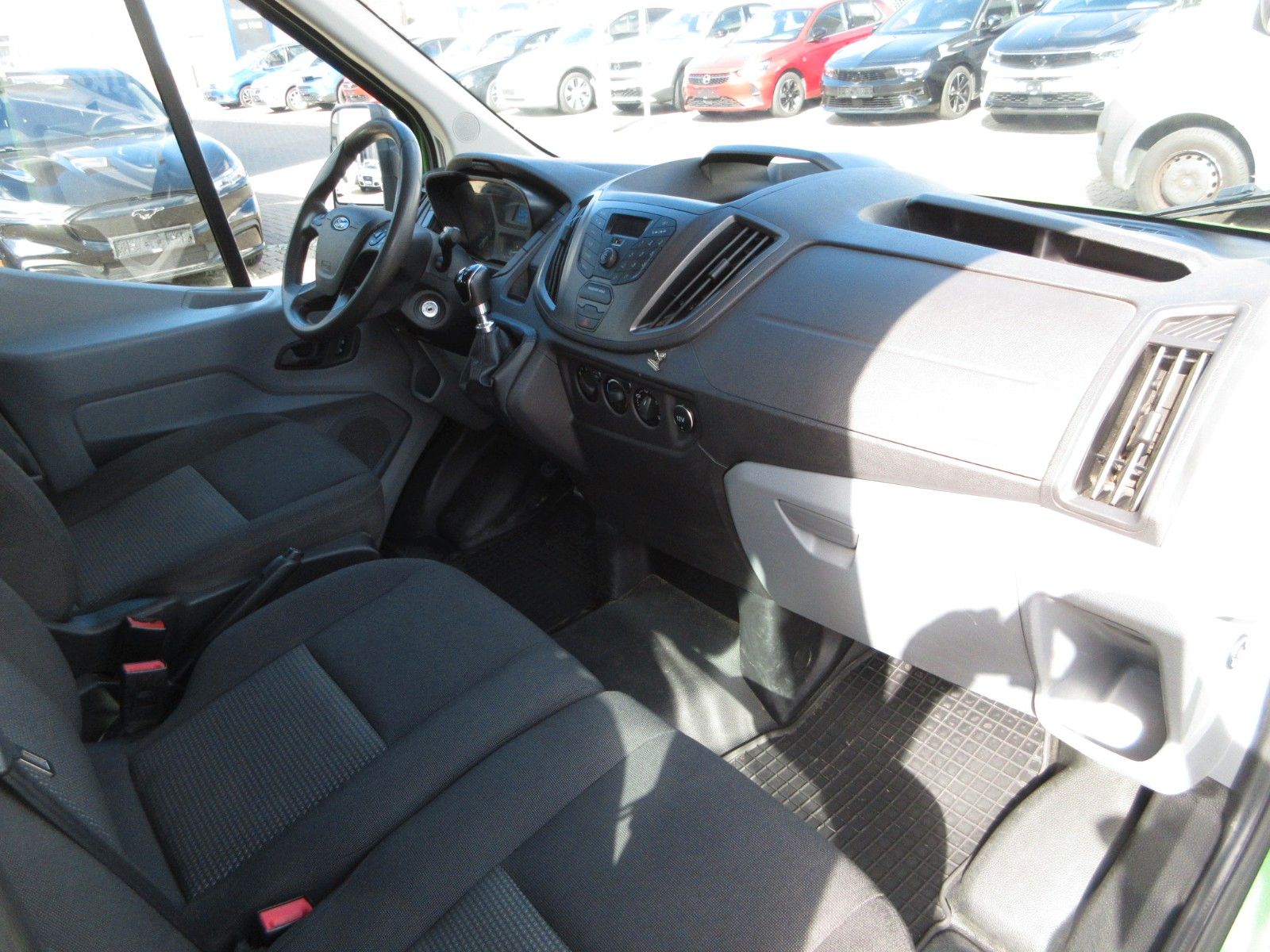 Fahrzeugabbildung Ford Transit Pritsche 350 L4 DoKa/AHK 3,5 to/7-Sitz