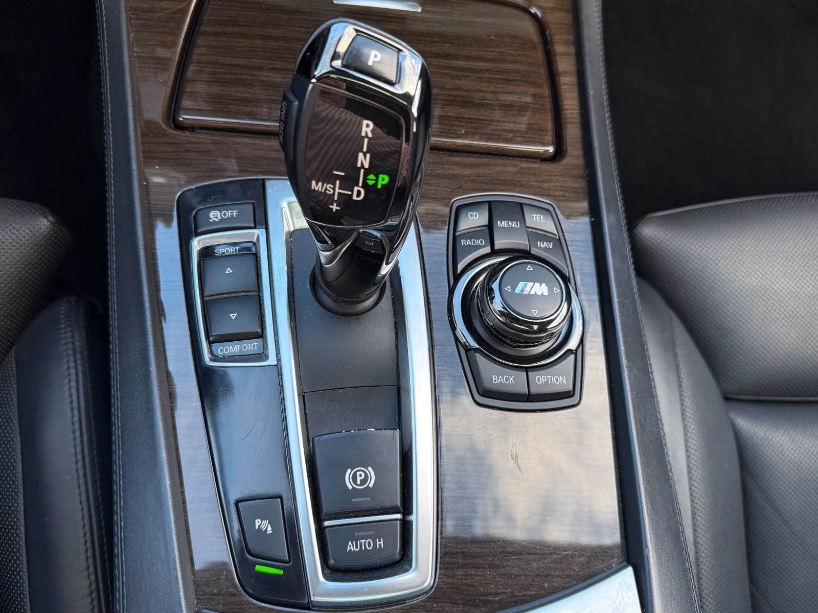 BMW 740i | 326 ch | BVA | Affichage tête haute | Régulateur adaptatif | Sièges ventilés/massants | Chauffage auxiliaire | TV / divertissement arrière