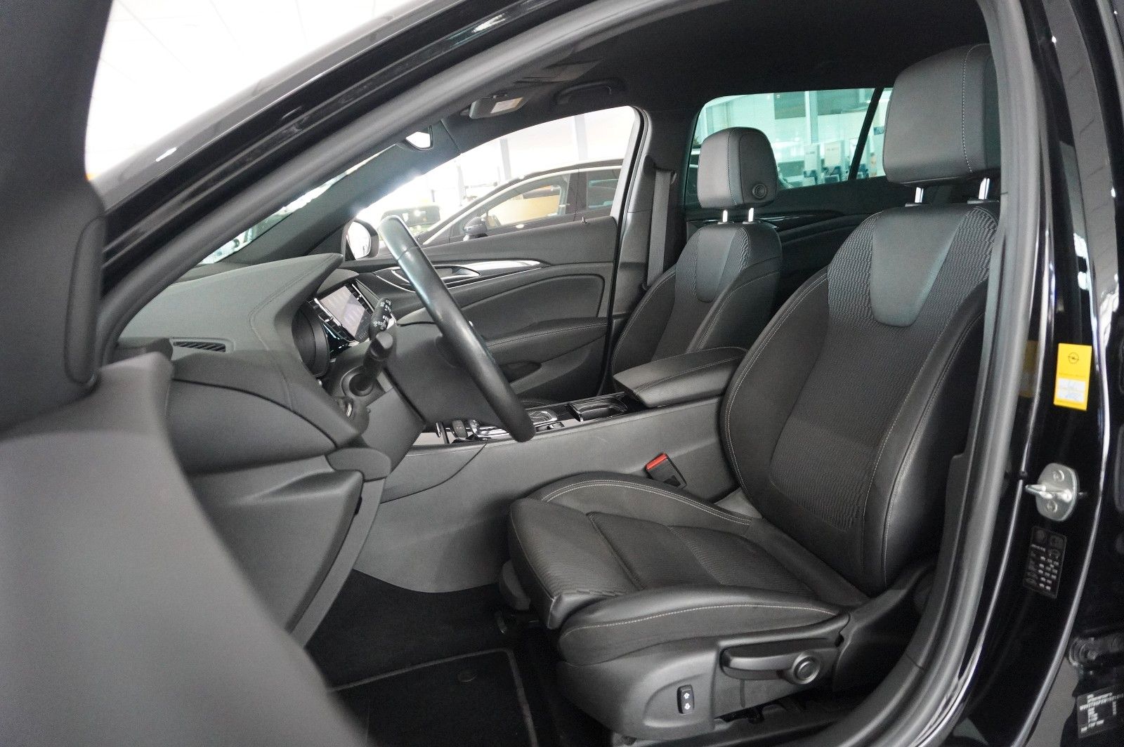 Fahrzeugabbildung Opel Insignia B ST 2.0D ELEGANCE 4X4 NAVI/HUD/BOSE/AH