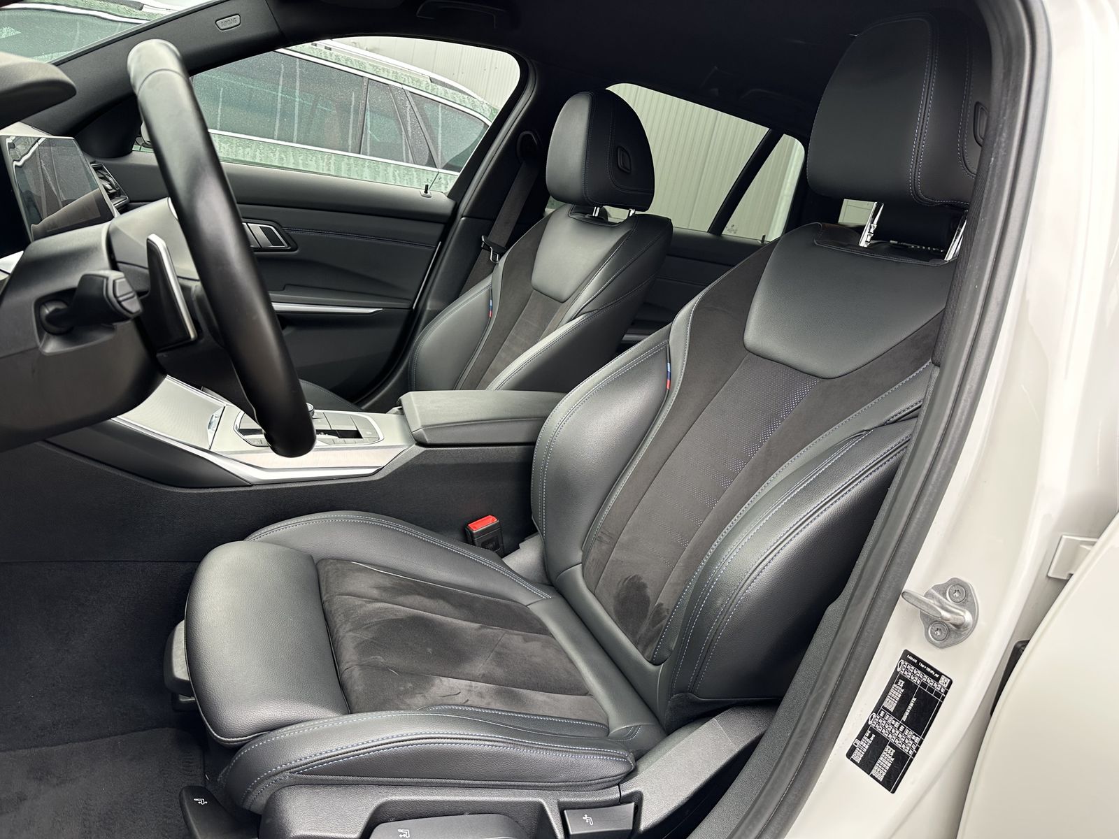 Fahrzeugabbildung BMW 320d Touring M-Sport NAV+LED+AHK+18ZO+ALARM+1HD