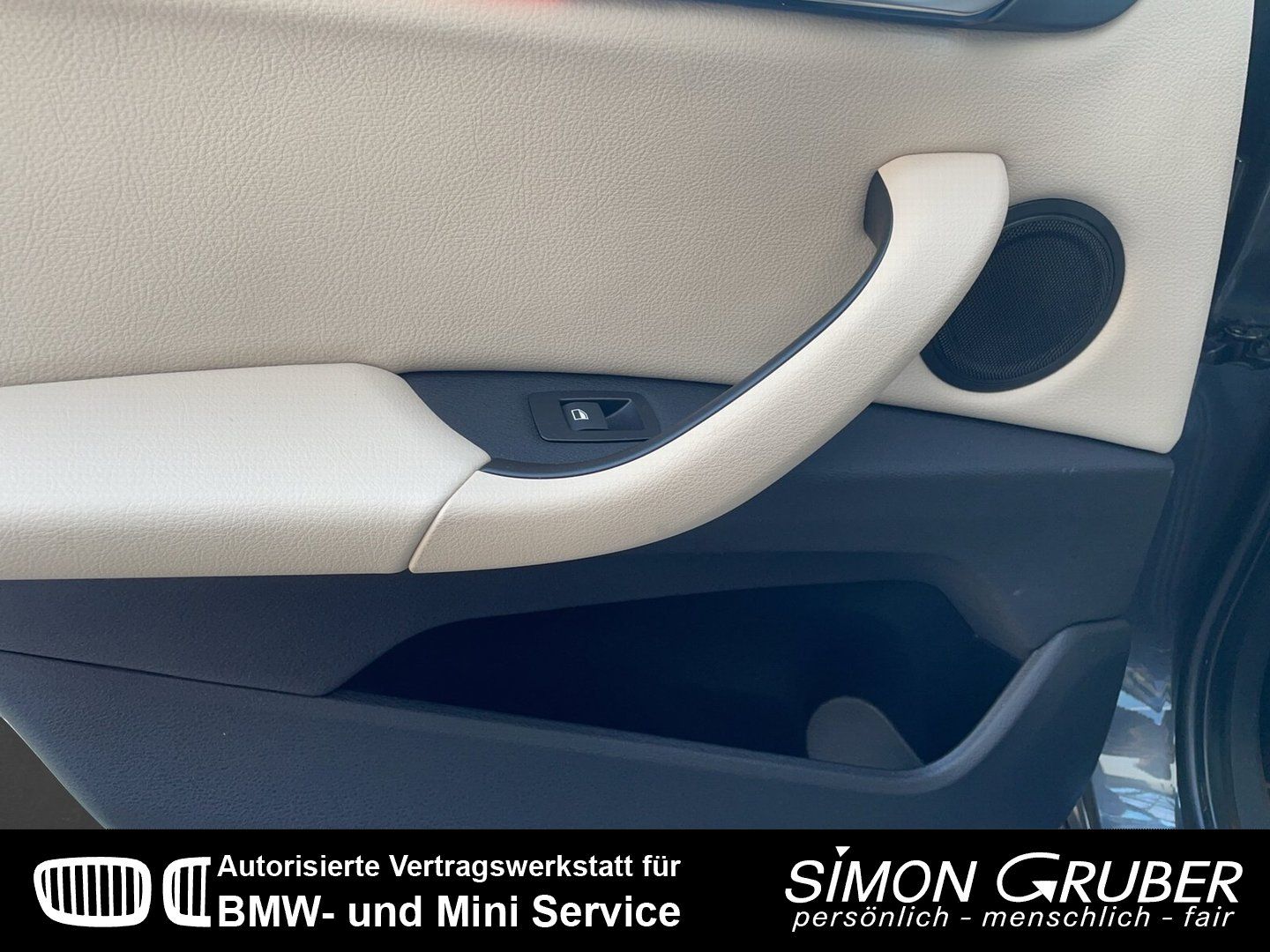 Fahrzeugabbildung BMW X1 xDrive20d Sport Line Navi+ HUD LED Kamera AHK