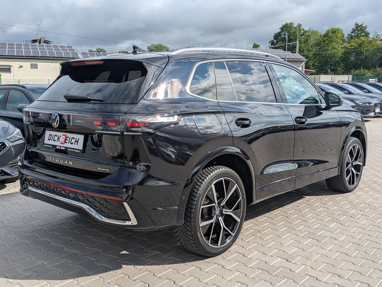 Fahrzeugabbildung Volkswagen Tiguan 2.0 TDI 4M R-Line PANO*H&K*AHK*MATRIX*20"