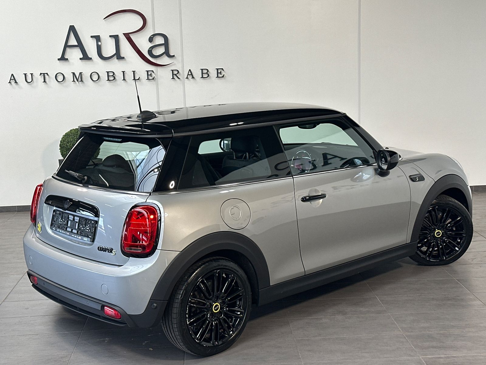Fahrzeugabbildung MINI Cooper SE Classic Trim Black NAV+LED+KAM+SHZ