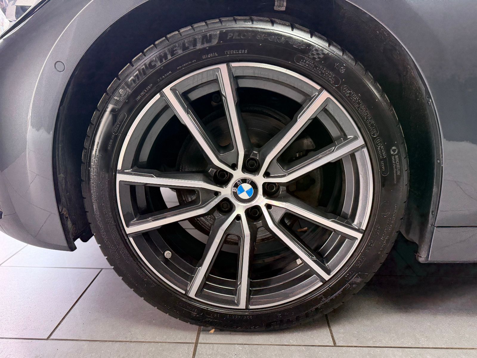 Fahrzeugabbildung BMW 320d Touring xDrive M Sport|HIFI|HuD|LEDER|KAMER