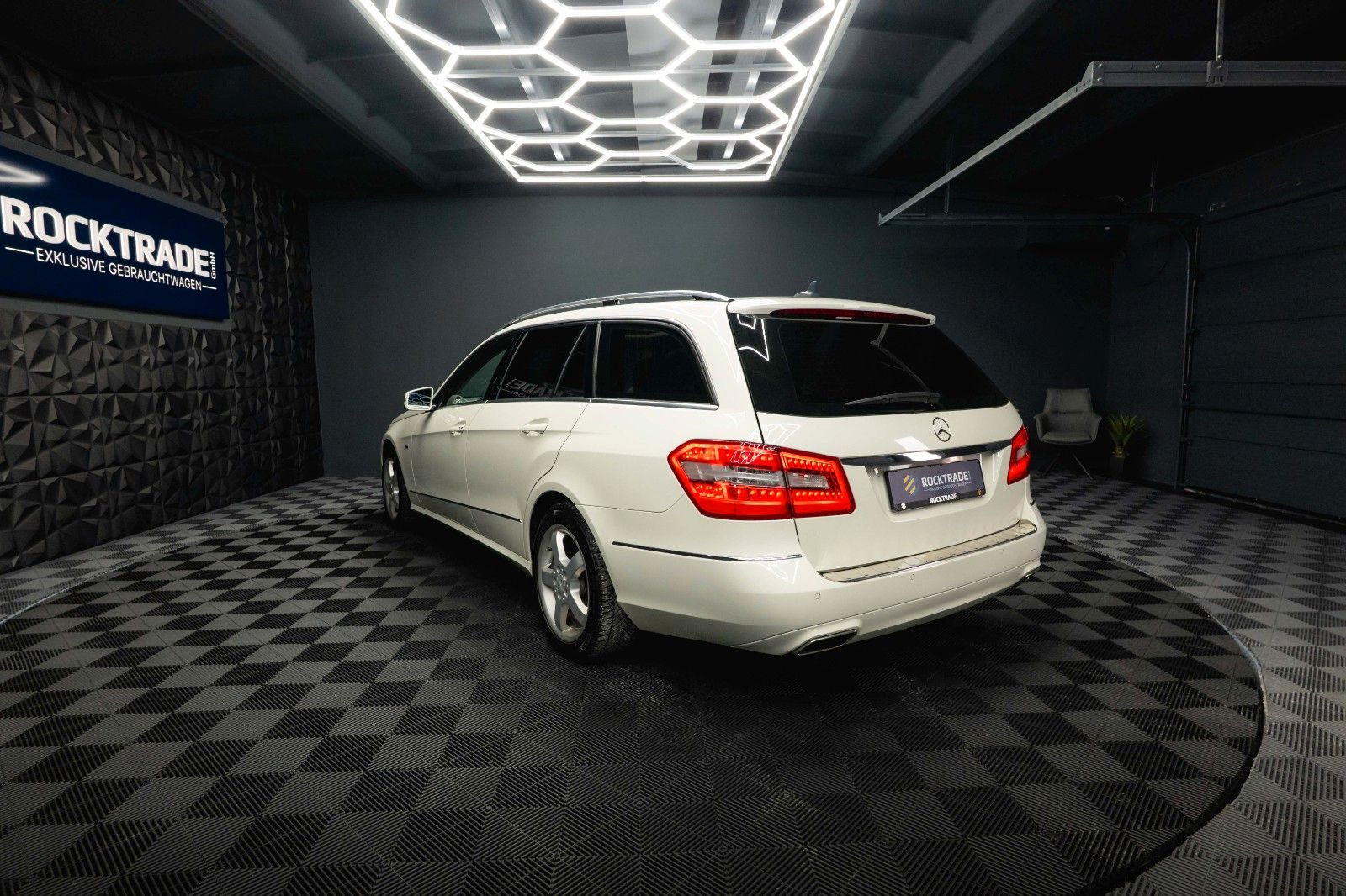 Fahrzeugabbildung Mercedes-Benz E 220 T CDI BlueEfficiency Avantgarde *Bi-Xenon*