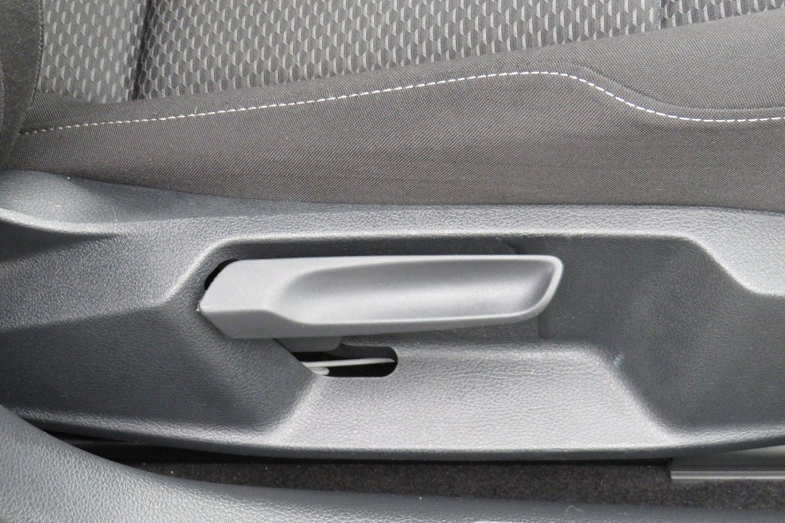 Fahrzeugabbildung Volkswagen Golf VII LIM. SITZH. TELVOR 8-FACH 4T. PDC 1.HD