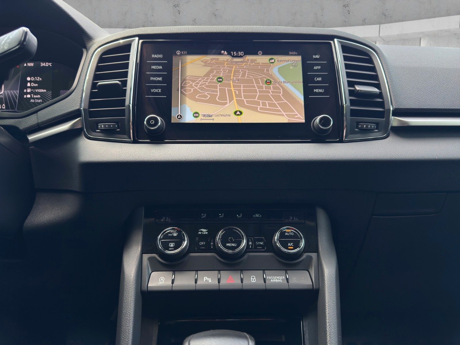 Fahrzeugabbildung SKODA Karoq 1.5L*DSG*AHK*Navi*LED*Kamera*TOP**