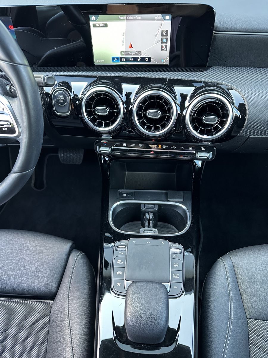 Fahrzeugabbildung Mercedes-Benz A 250e Style NAV+LED+WIDESCREEN+CARPLAY+DISTRONI
