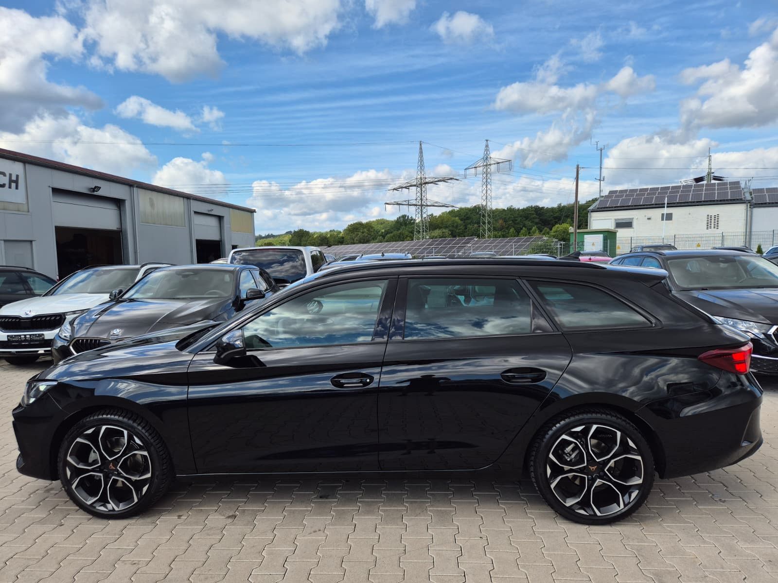 Fahrzeugabbildung CUPRA Leon 1.5 eTSI DSG PANO*AHK*DYNAMICA*EDGE*18" 5JG