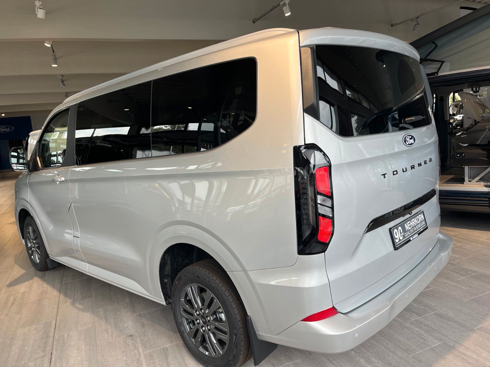 Fahrzeugabbildung Ford Tourneo Custom L1 Titanium AWD Automatik mit AHK