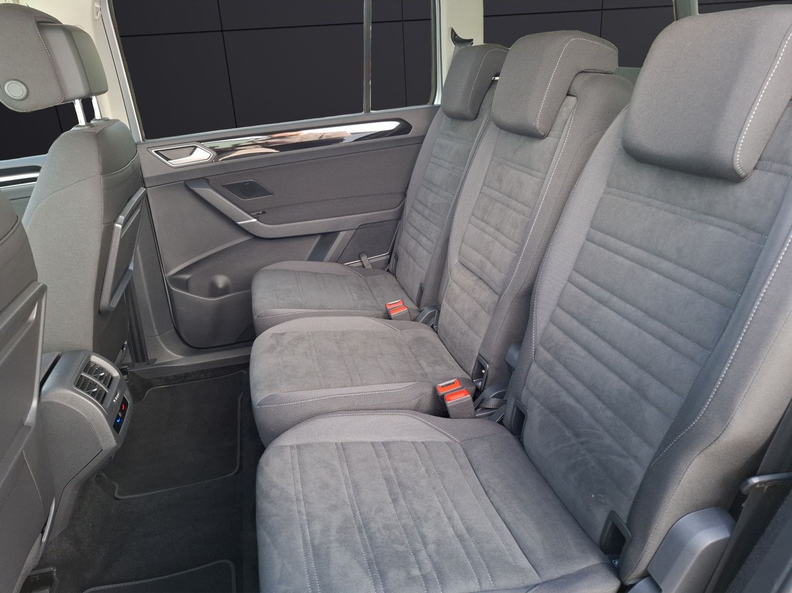 Fahrzeugabbildung Volkswagen Touran TSI Highline DSG 7-Si AHK AID ACC RFK SH