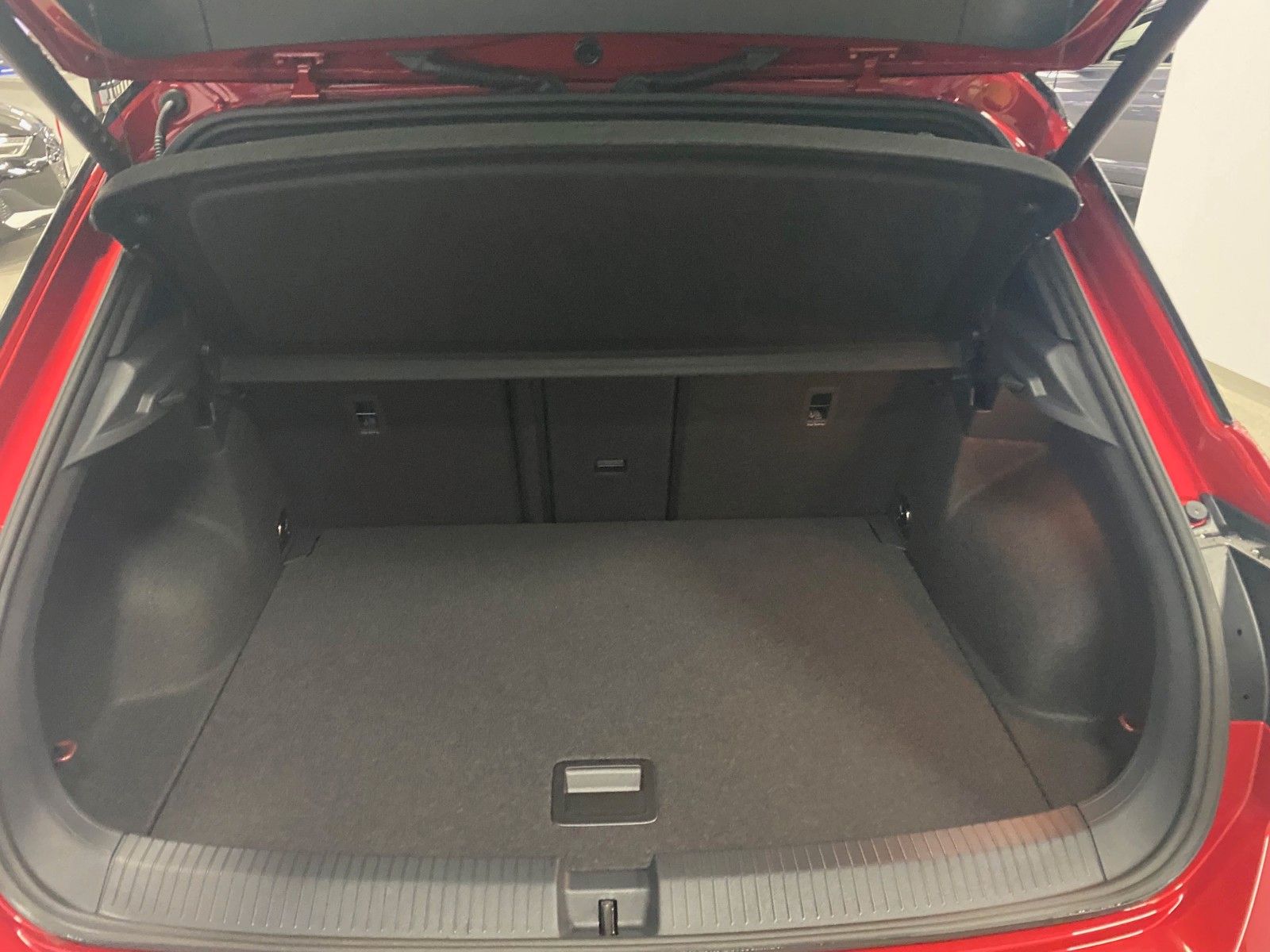Fahrzeugabbildung Volkswagen T-Roc 1.5 TSI DSG R-Line+ACC+AHK+19"+KAMERA+LED+