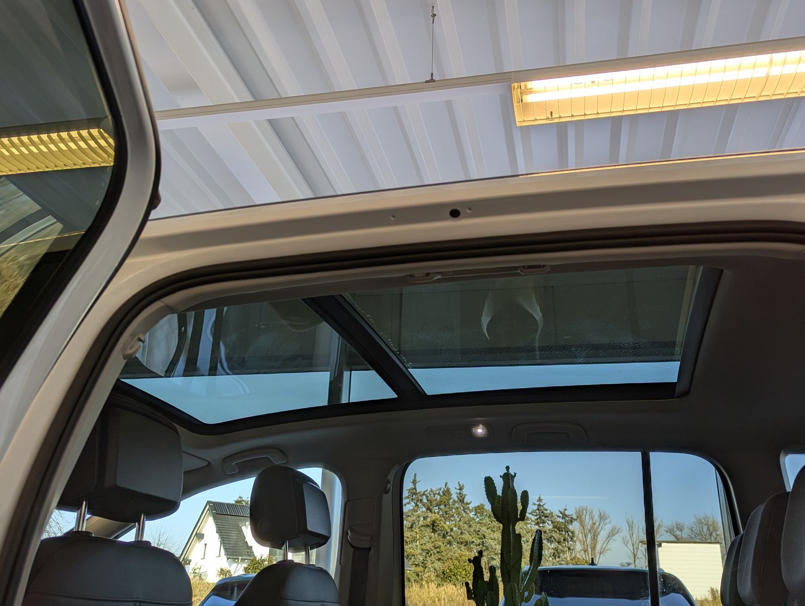 VW Touran 2.0 DSG R-Line High. Pano 7-Si IQ.Dri AHK - Image 14