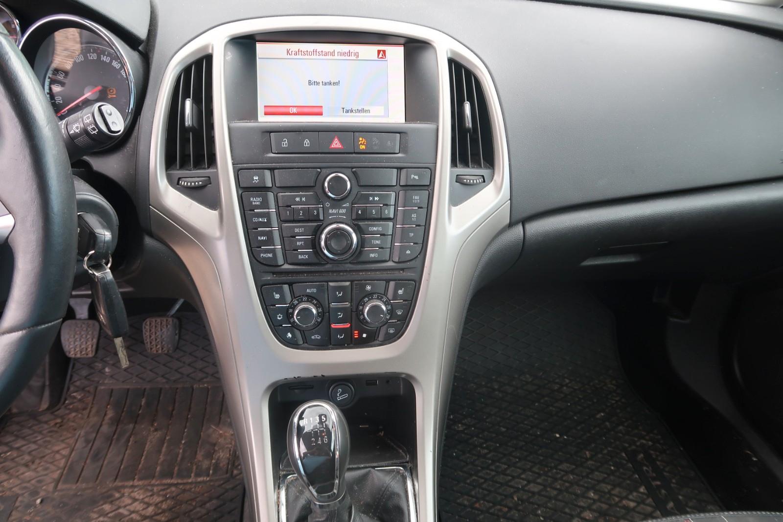 Opel Astra 2012 — photo 12