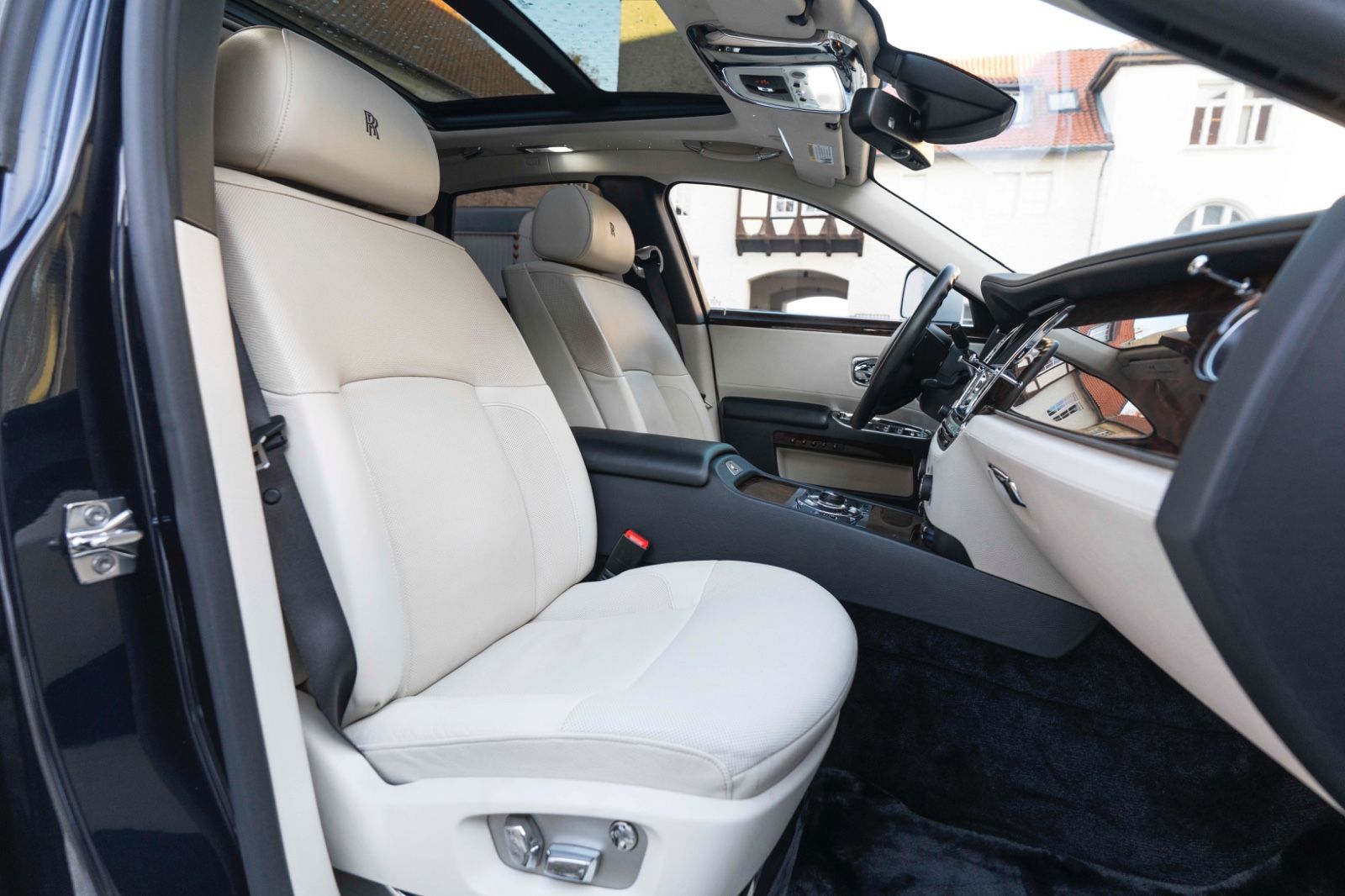 Fahrzeugabbildung Rolls-Royce Ghost V12 TWO TONE FACELIFT STERNHIMMEL KÜHLBOX