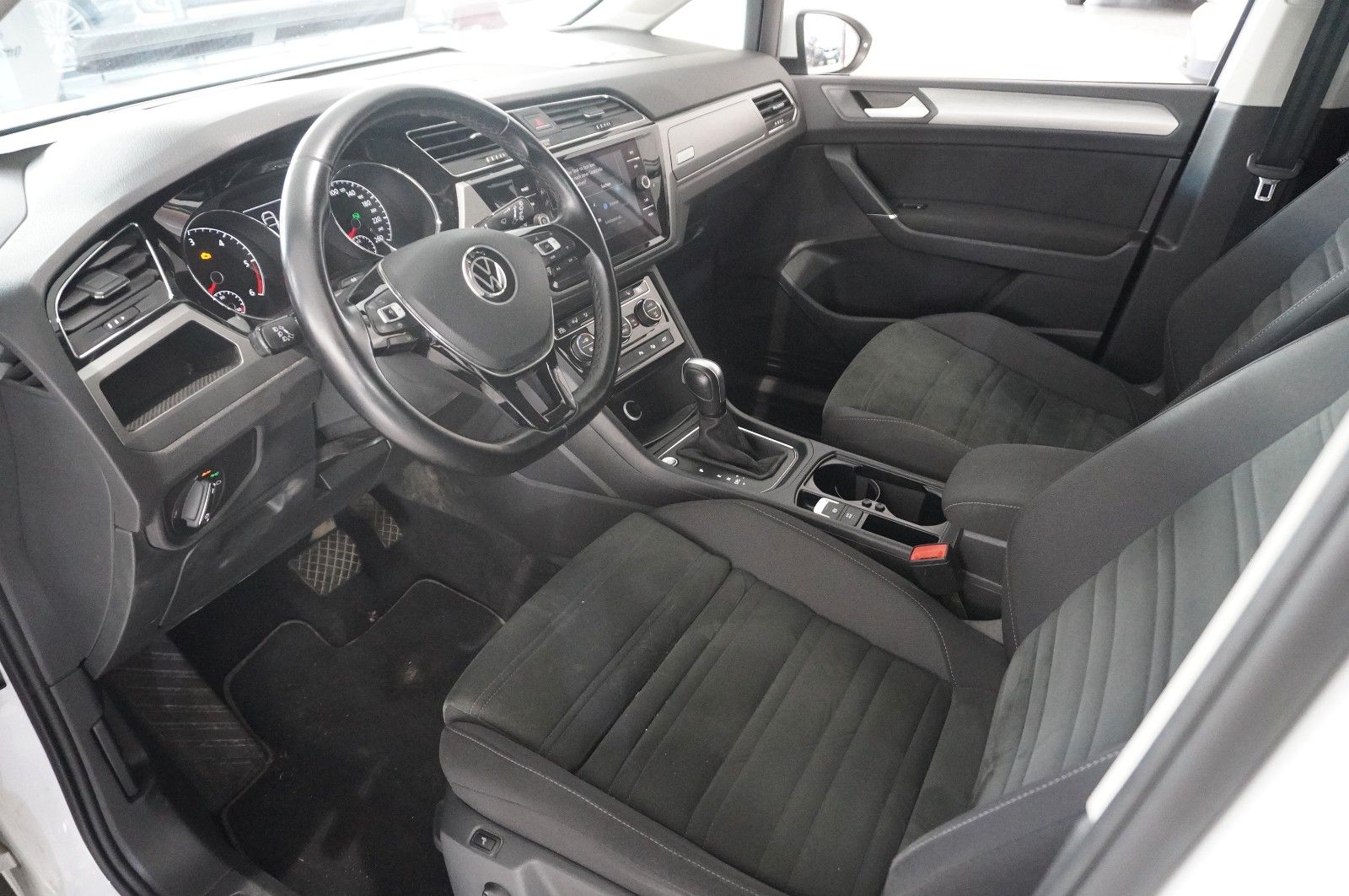 Fahrzeugabbildung Volkswagen Touran 2.0 TDI COMFORTLINE DSG NAVI/SH/ACC/DAB+