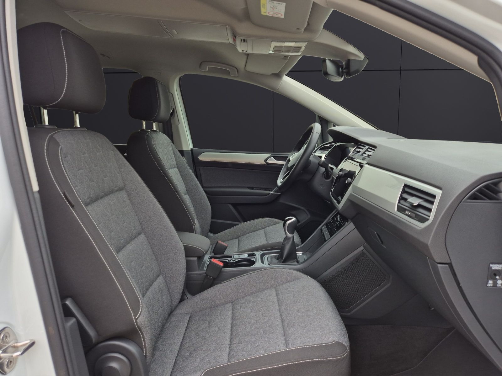Fahrzeugabbildung Volkswagen Touran TSI Move 7-Si AHK Navi AID ACC PDC SH LM