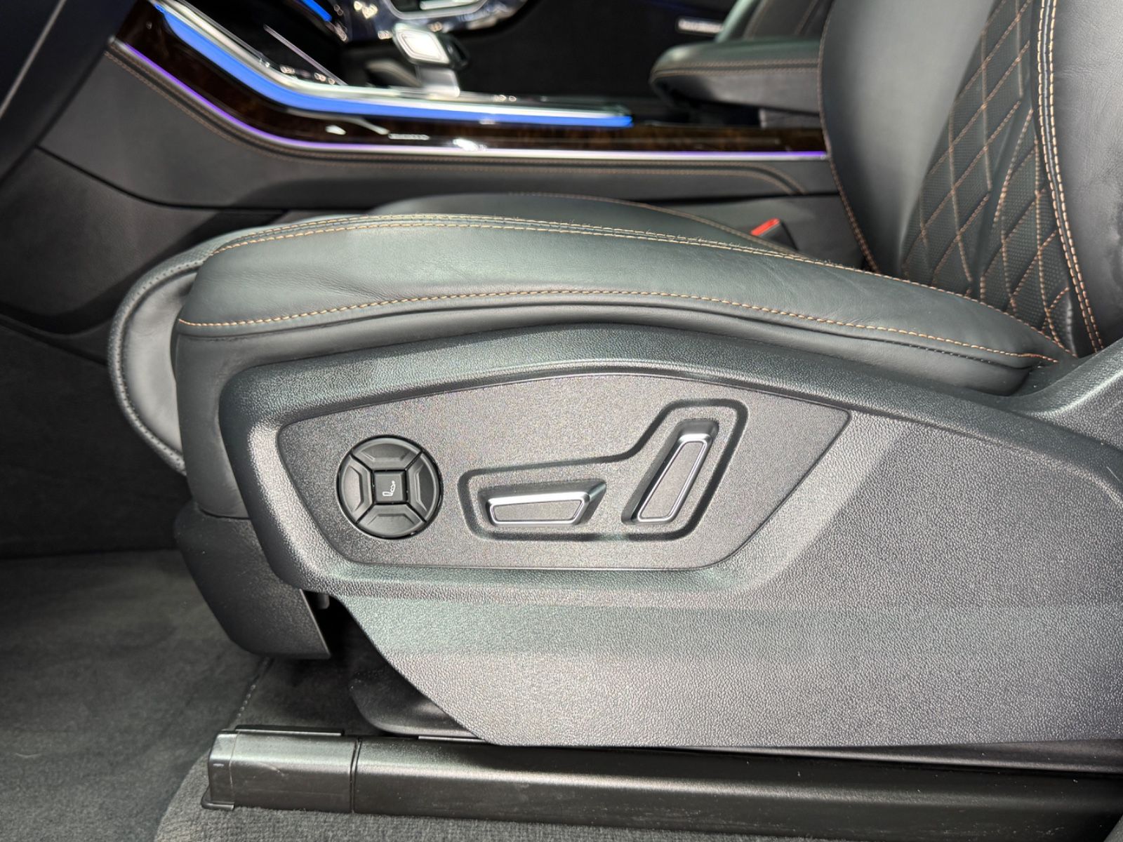 Fahrzeugabbildung Audi Q8 55 TFSI e quattro|B/O|EXCLUSIVE|RS-SITZE|VOLL