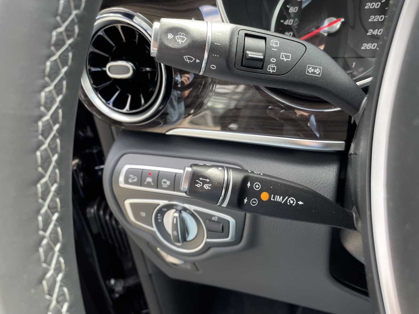 Fahrzeugabbildung Mercedes-Benz V 300 d AVA 4MATIC AMG Kühlschrank AIRMATIC
