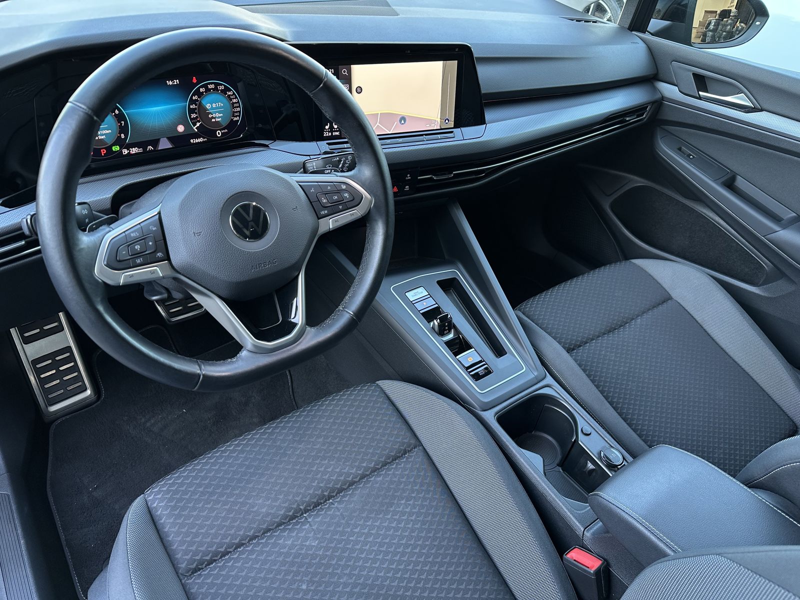 Fahrzeugabbildung Volkswagen Golf VIII 1.5 eTSI Active NAV+LED+PLA+17ZOLL+1HD