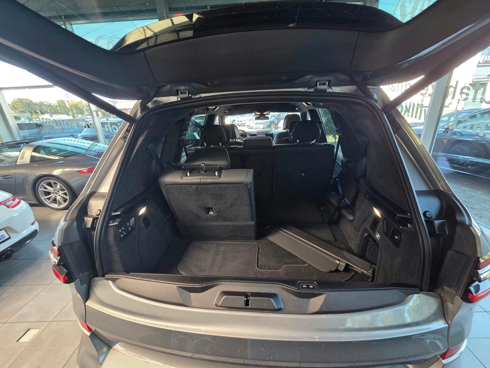Fahrzeugabbildung BMW X7 xDrive 40 i M Sport/Voll/Skylounge, gestik