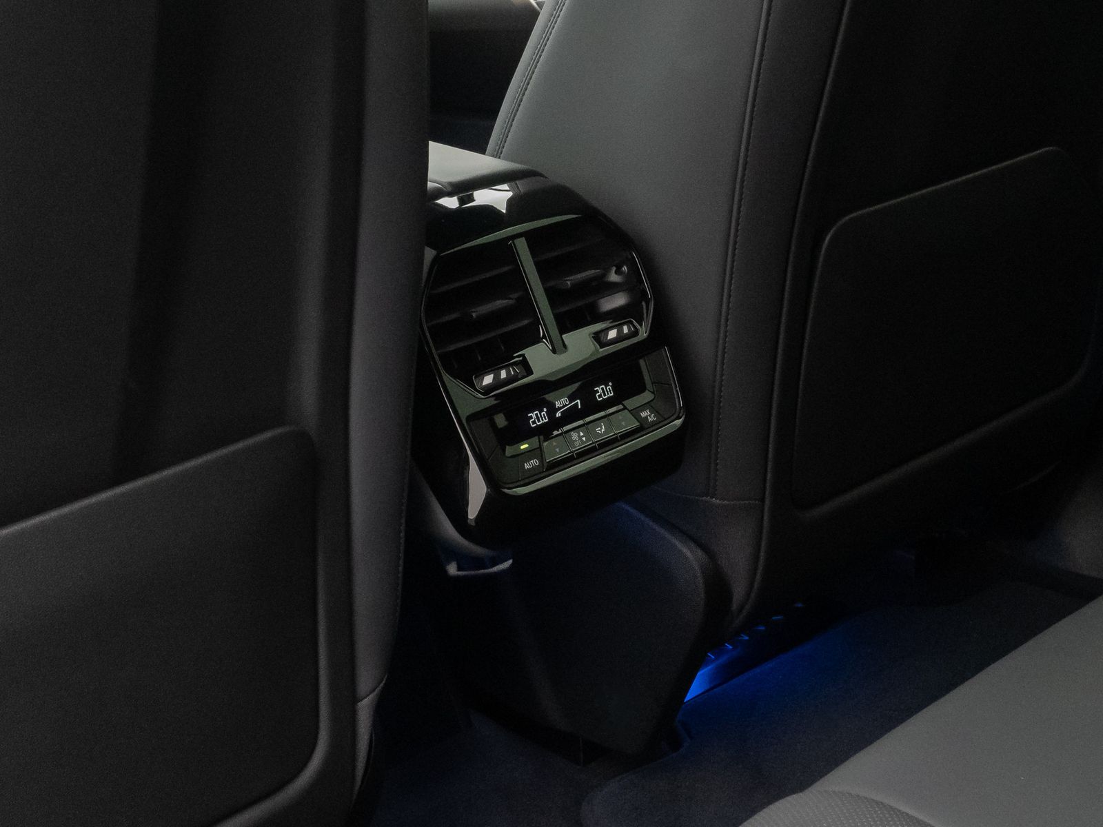 Fahrzeugabbildung BMW iX xD40 Sportpaket ACC 360° Laser SkyLounge 22"