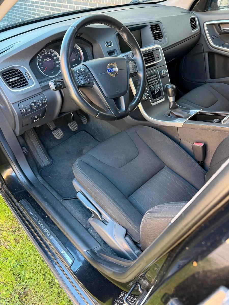 Volvo V60 2011 — engine 114 HP (84kW)