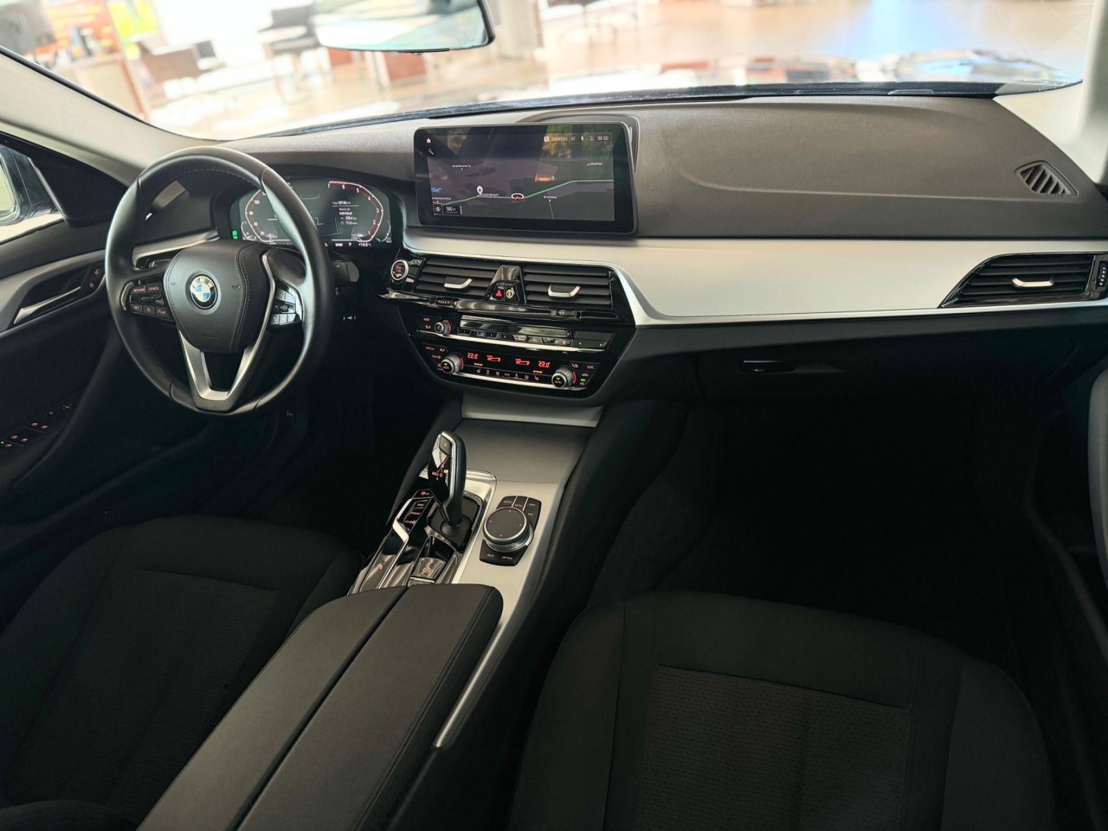 Fahrzeugabbildung BMW 530i Kamera DAB WLAN Fernlichtassist Alarm AHK