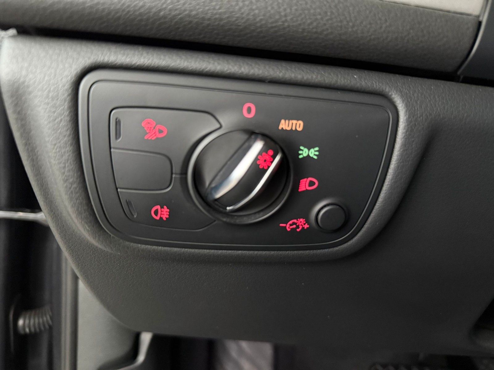 Fahrzeugabbildung Audi A6 Avant 2.0 TDI quattro S-LINE/NAVI/SPORT/Nappa