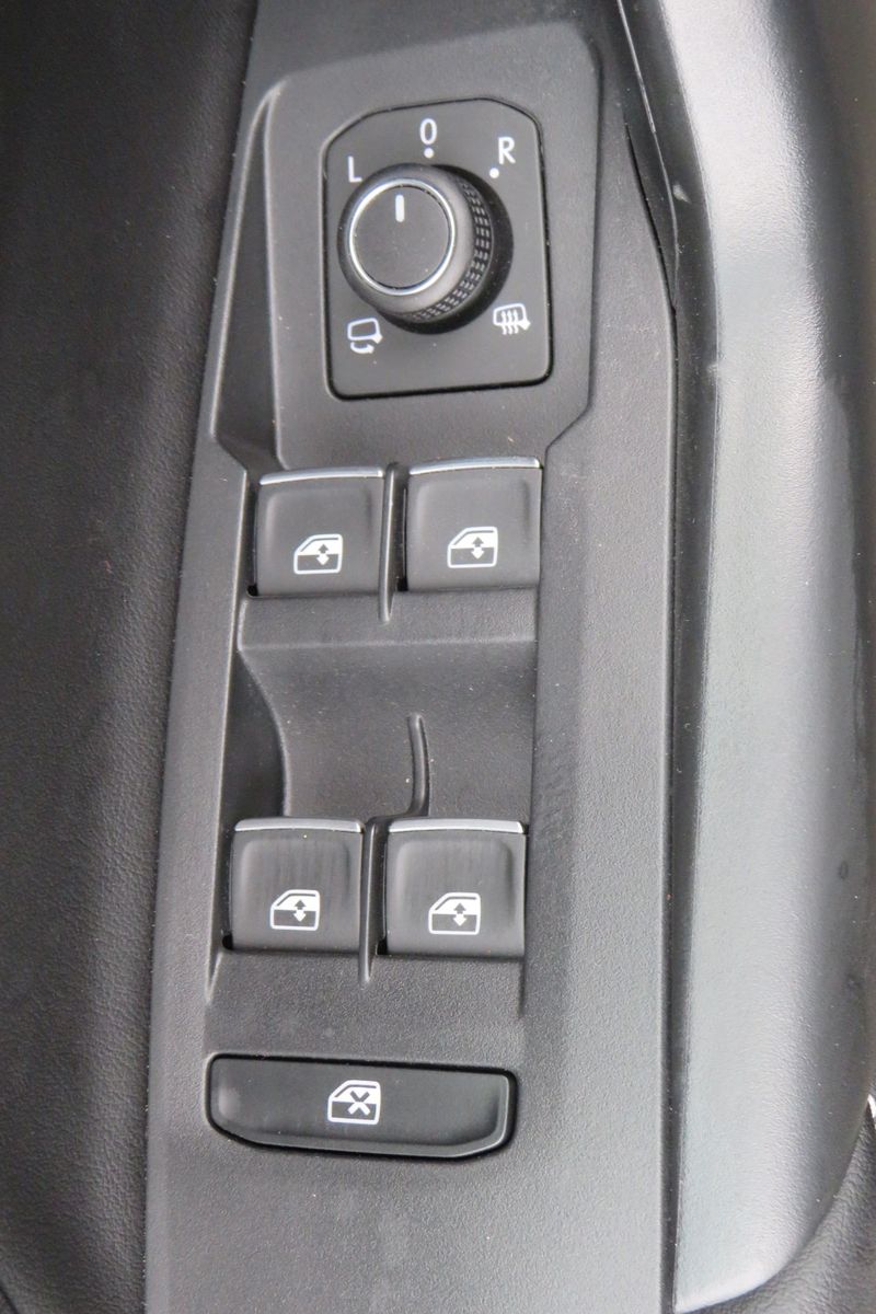 Fahrzeugabbildung Volkswagen T-CROSS DSG GOAL AHK PDC NAVI ASSISTENT-PA. 1.HD