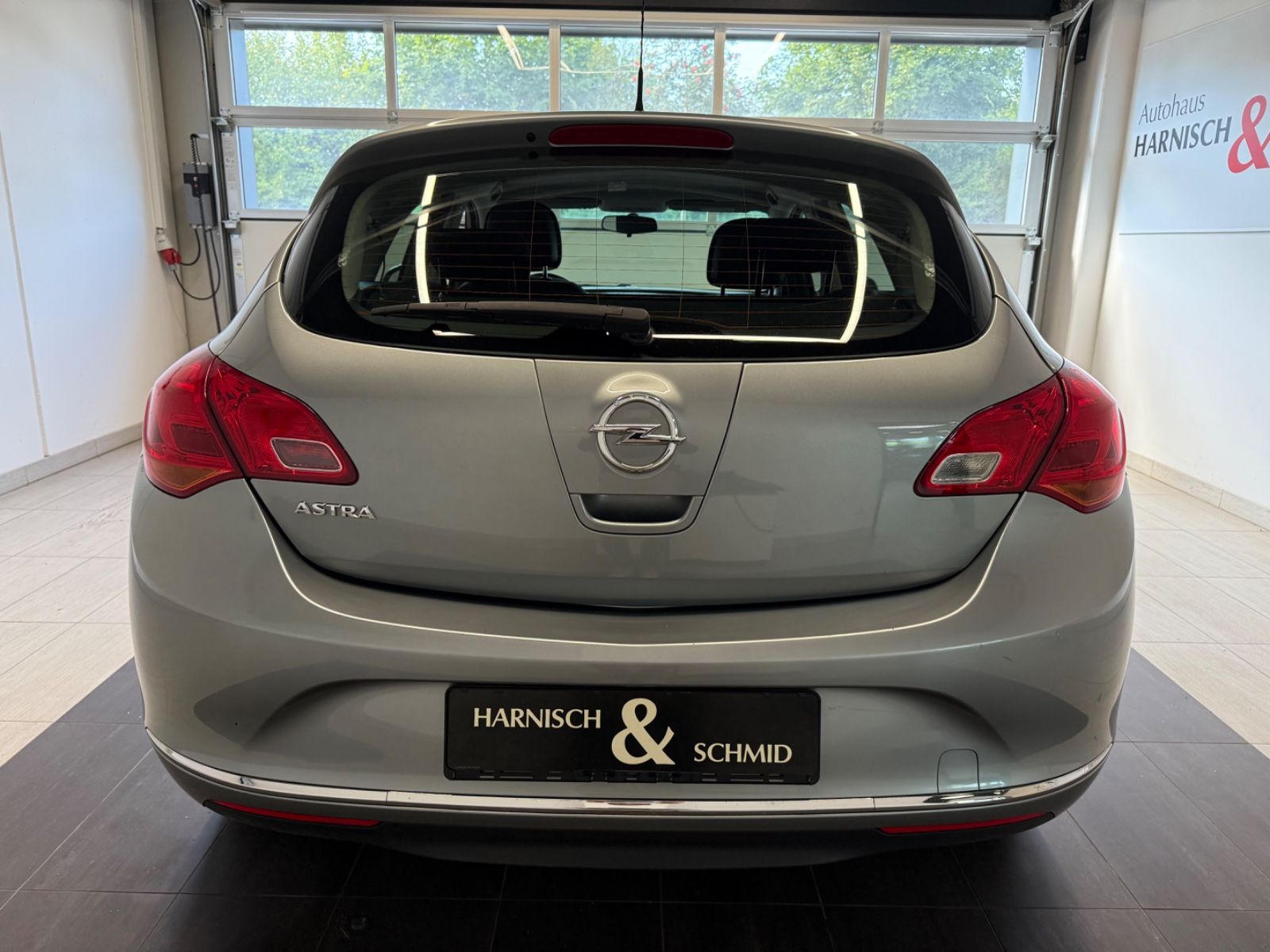 Fahrzeugabbildung Opel Astra J Lim. 5-trg. Selection, Klima,
