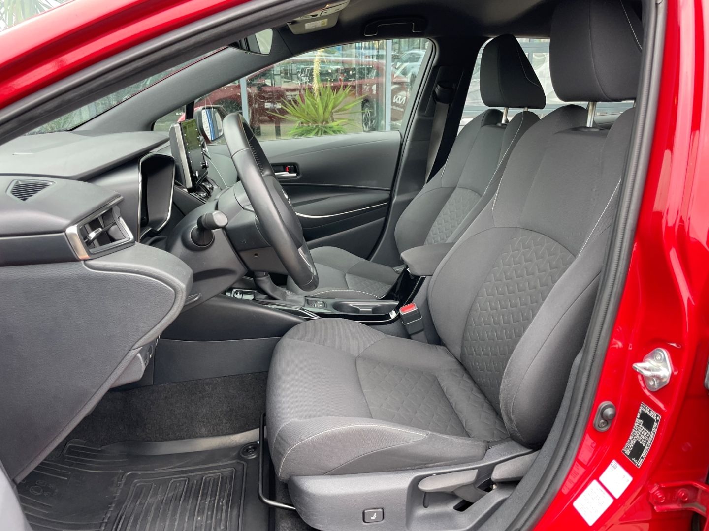 Fahrzeugabbildung Toyota Corolla Hybrid LED Verkehrszeichenerk HeadUpDis