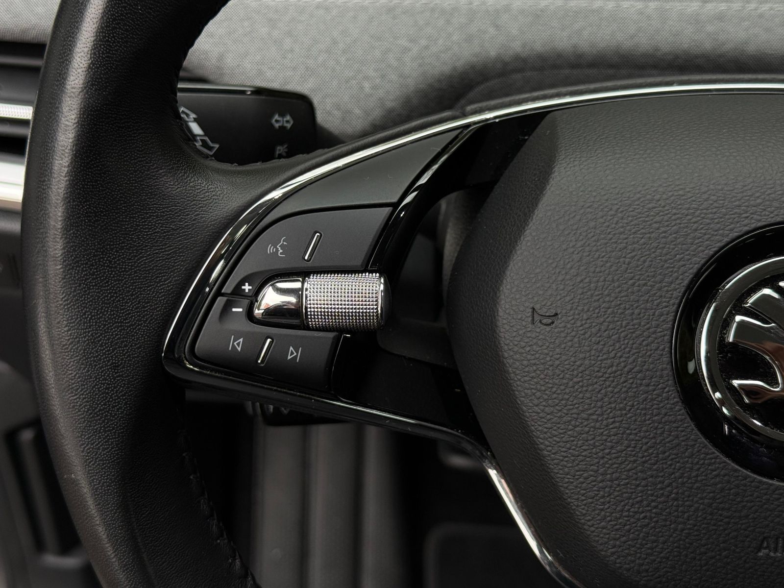 Fahrzeugabbildung SKODA Enyaq 60 Loft CCS+LED+NAV+SHZ+KAMERA+AHK+ACC+DAB