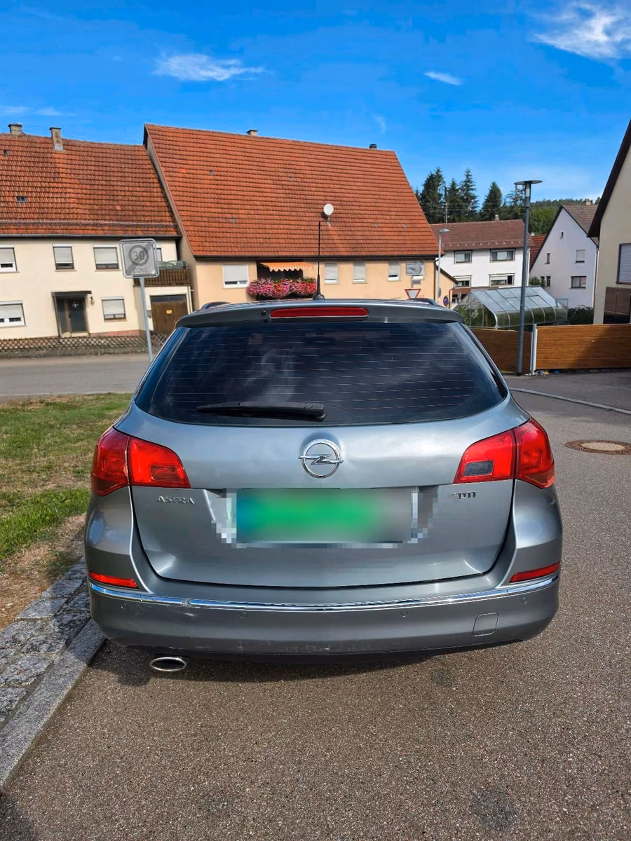 Opel Astra 2013 — interior