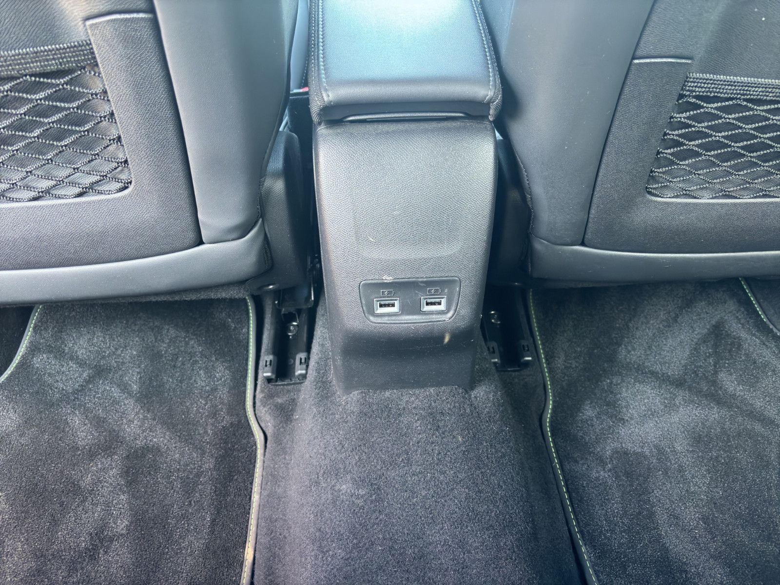 Fahrzeugabbildung Peugeot 2008 GT*ACC*Kamera*LED*Ambiente*Navi*