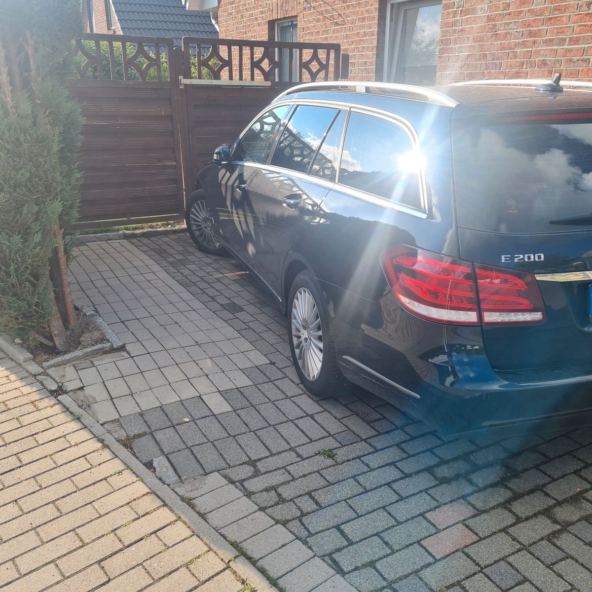 MERCEDES-BENZ E 200