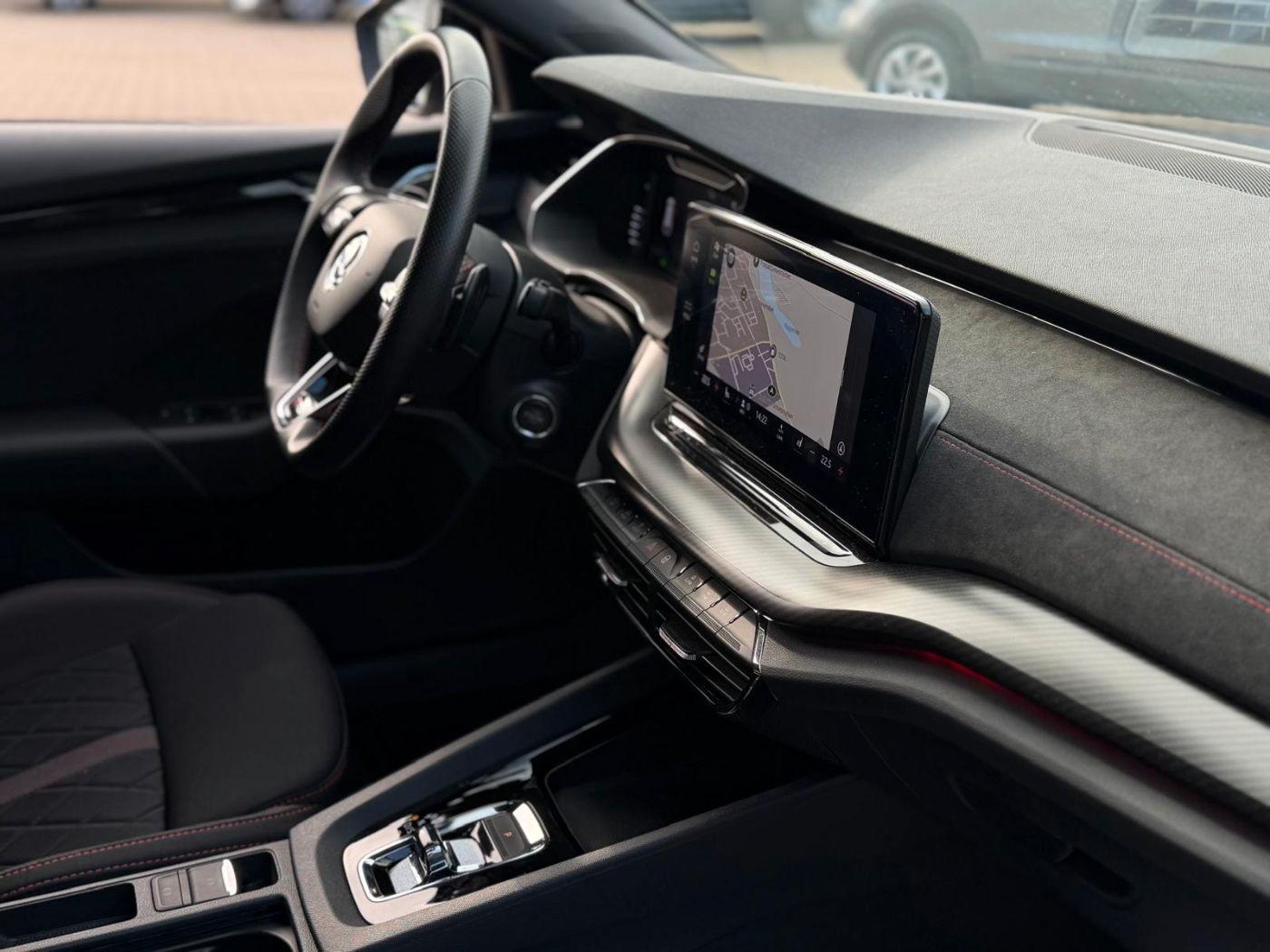 Skoda Octavia RS LED AHK Navi PDC SHZ Virtual el.Heck