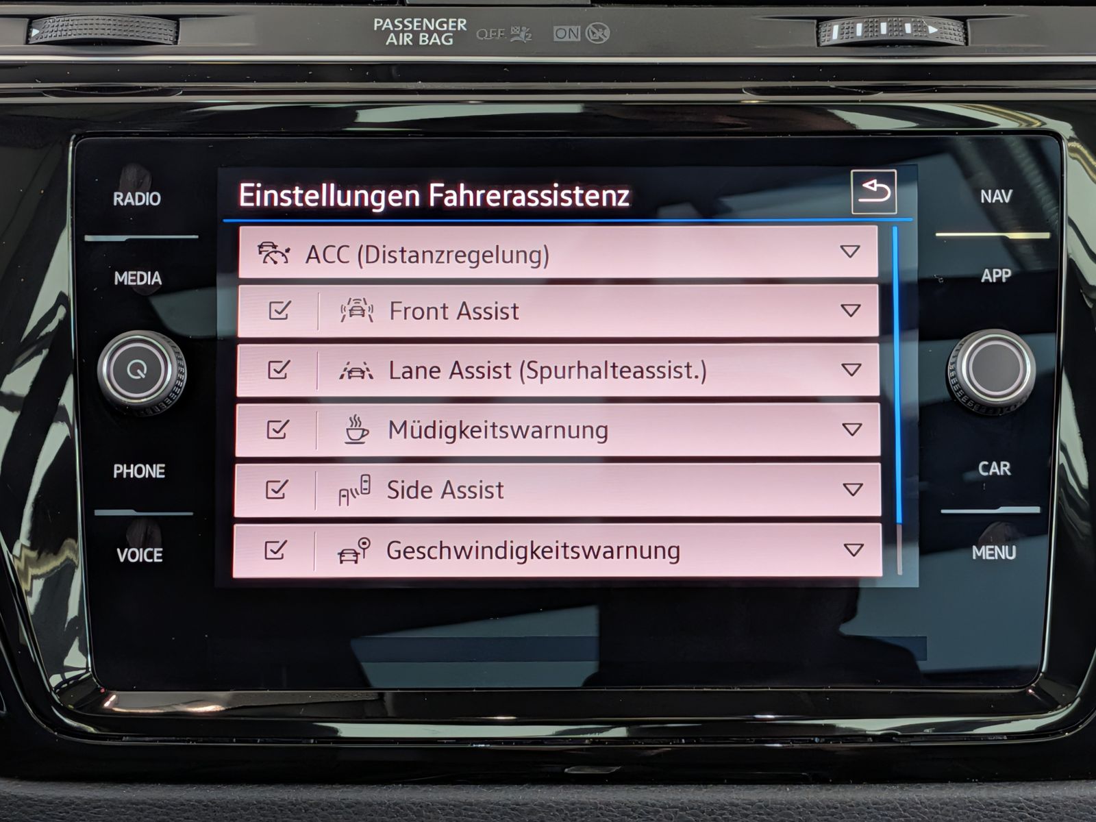Fahrzeugabbildung Volkswagen Touran 2.0 DSG R-Line High Pano 7-Si IQ AHK VOLL